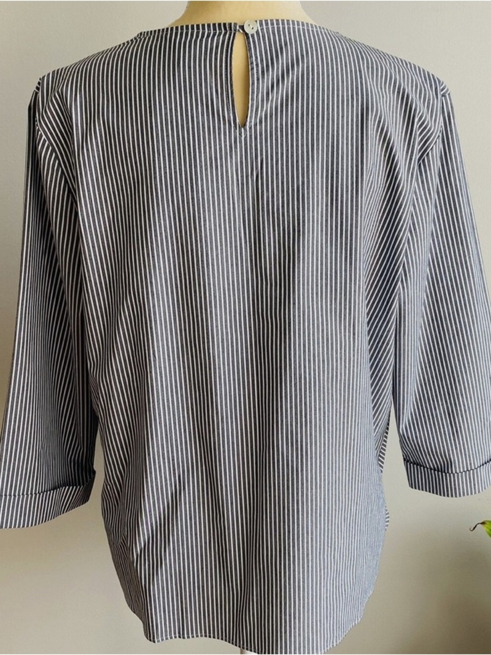 NWOT QStriped Tie-Hem 3/4 Sleeve Women's Top - Gray - Picture 4 of 10
